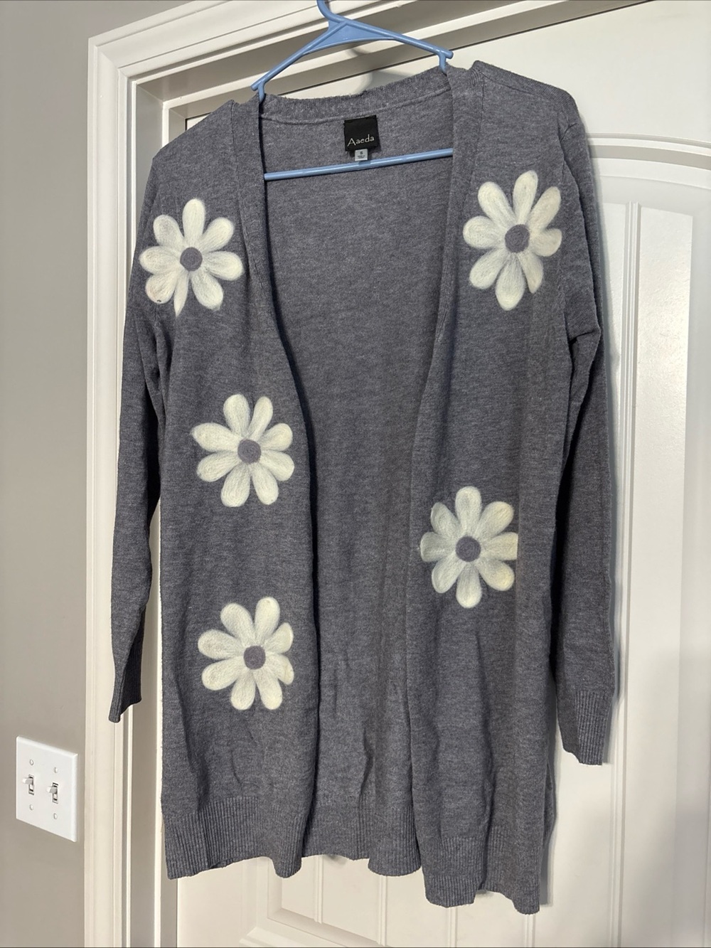 AAEDA Gray Cream Felted Pulled Daisy Soft Yarn Flowers Boho Art Sweater Small